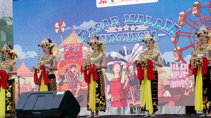Delegasi asal Banjarmasin Kalimantan Selatan tampil dalam pembukaan Pasar Malam Indonesia yang menjadi rangkaian perhelatan event Jaringan Kota Pusaka Indonesia (JKPI) di Kota Yogyakarta, 5 Agustus 2025. Dok. Pemkot Yogyakarta