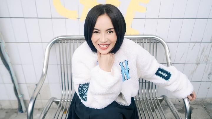Inspirasi Gaya Elegan dan Modern dari Dearly Desiana Kekasih Ari Lasso