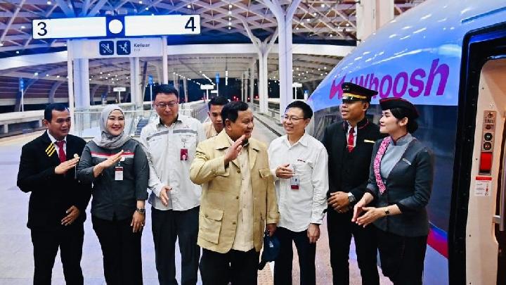 Momen Perdana Prabowo Naik Kereta Cepat Whoosh ke Bandung