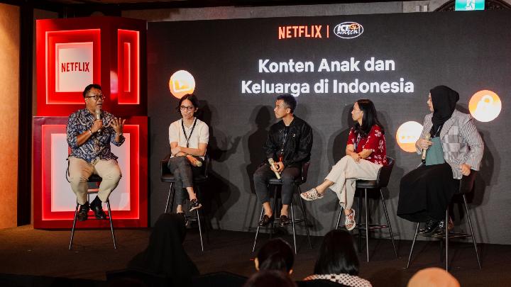 Direktur Global Affairs, Asia Tenggara, Netflix Ruben Hattari, pendiri dan CEO Visinema Angga Dwimas Sasongko, Co-Founder @parentalk.id Ario Pratomo, dan pemimpin redaksi digitalMamaID dan pendiri Screen Score Catur Ratna Wulandari. Foto: Netflix