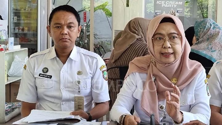 Kepala Dinas Penanaman Modal dan Pelayanan Terpadu Satu Pintu Kota Solo, Andriyani Sasanti (kanan) menjelaskan tentang penyelenggaraan MPP Goes to Mall yang akan berlangsung pada 7-10 Agustus 2025 dalam konferensi pers di Solo, Jawa Tengah, 6 Agustus 2025. Tempo/Septhia Ryanthie