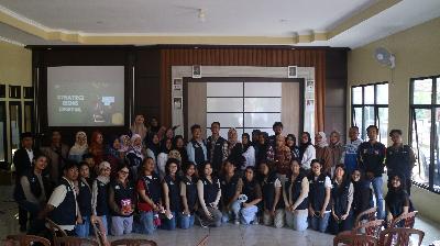 Mahasiswa LSPR bersama warga Desa Pasiripis, Kabupaten Sukabumi.