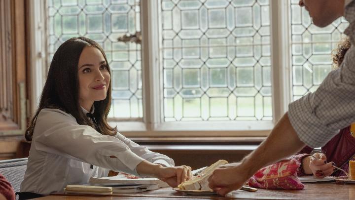 Deretan Outfit Sofia Carson di Film My Oxford Year, Tampil Elegan dan Berkarakter
