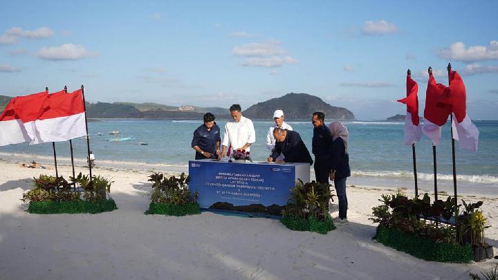 InJourney Tourism Development Corporation (ITDC) dan PT Kleo Mandalika Resort menandatangani berita acara serah terima (BAST) lahan untuk pembangunan hotel bintang lima di Mandalika, Lombok, 6 Agustus 2025. Dok. ITDC