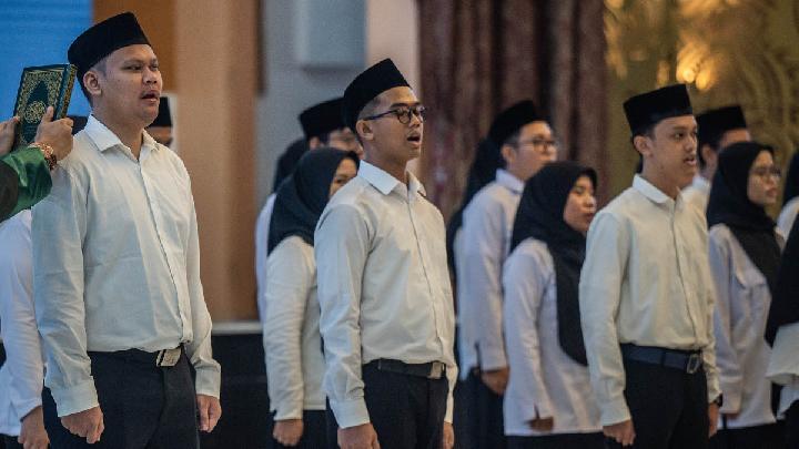 Prabowo Pledges Distribution of 288,000 Smart TVs to Indonesian Schools