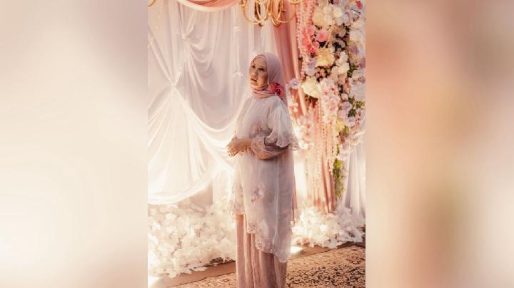 Penuh Keanggunan, Nadin Amizah Tampil Berbeda di Momen Pengajian Jelang Pernikahan
