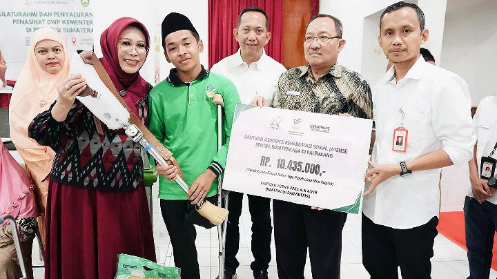 Fatma Saifullah Yusuf Serahkan Bantuan ATENSI di Sekolah Rakyat Palembang