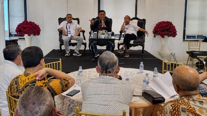 Komisioner Lembaga Manajemen Kolektif Nasional (LMKN) Bidang Keuangan dan Distribusi, Waskito (depan tengah) memberikan pemaparan dalam Sosialisasi Hak Cipta (Royalti Musik) Bersama LMKN yang digelar di Gedung Djoeang 45 Solo, Jawa Tengah, 8 Agustus 2025. Tempo/Septhia Ryanthie
