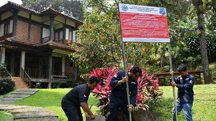 Satuan Tugas Penegakan Hukum Kementerian Lingkungan Hidup menyegel vila di Griya Dumanis, Megamendung, Kabupaten Bogor, Jawa Barat, 9 Agustus 2025. Antara/Arif Firmansyah