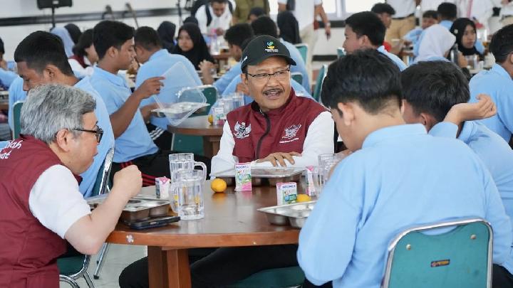 Sri Mulyani Makan Siang Bersama Siswa Sekolah Rakyat