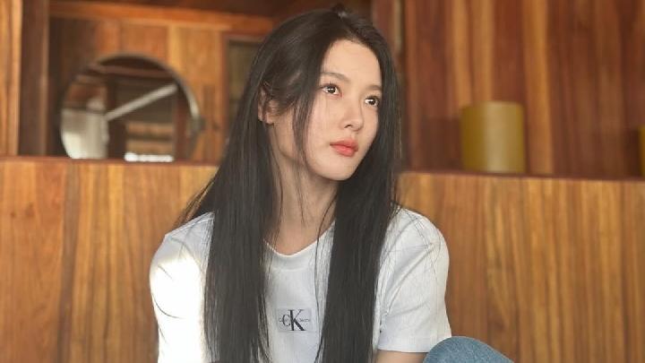 Inspirasi Gaya Elegan dan Versatile dari Aktris Kim You Jung yang Memikat