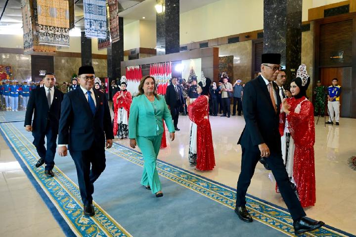 Peruvian President Arrives in Indonesia for Talks with Prabowo