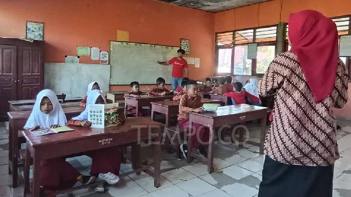 Cerita Reza Rahadian Mengajar Anak SD di NTB