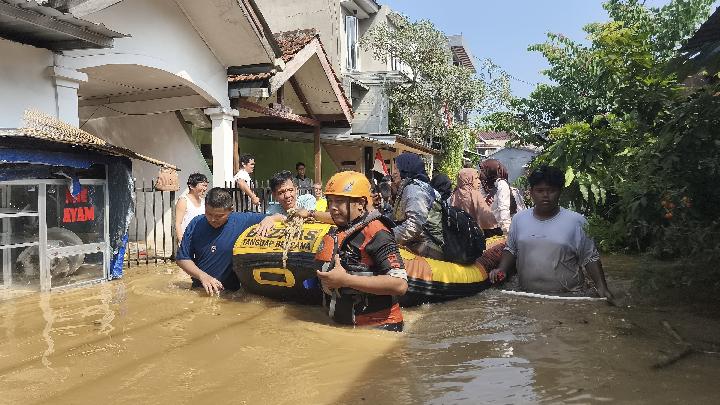 Baznas Evakuasi dan Bantu Korban Banjir di Pamulang