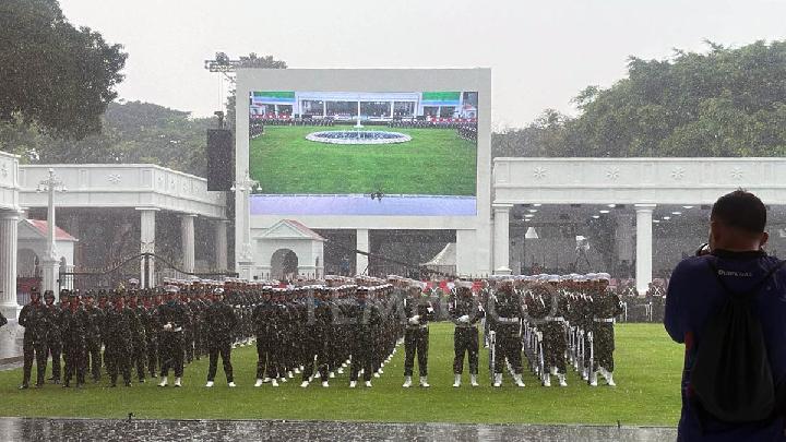 Calon Paskibraka Latihan Perdana di Istana Merdeka saat Hujan