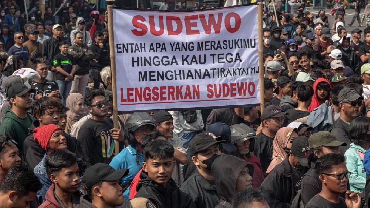 Police Arrest 11 After Pati Regent Protest Erupts in Riot