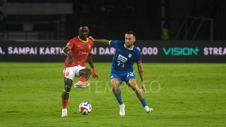 Pemain Persib Bandung, Marc Klok (kanan), berduel dengan pemain Manila Digger FC, Ousman Gai dalam pertandingan AFC Champions League Two preliminary di Stadion GBLA, Bandung, Jawa Barat, 13 Agustus 2025. Tempo/Prima Mulia