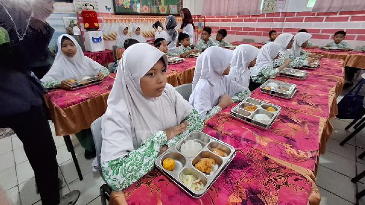 Prabowo Naikkan Anggaran Makan Bergizi Gratis Jadi Rp 335 Triliun Tahun Depan