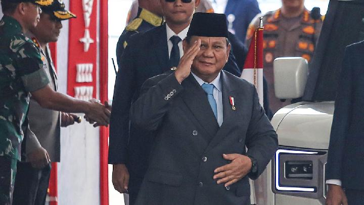 Breaking with Tradition: Prabowo Wears Suit to Annual MPR Session, Not Traditional Attire