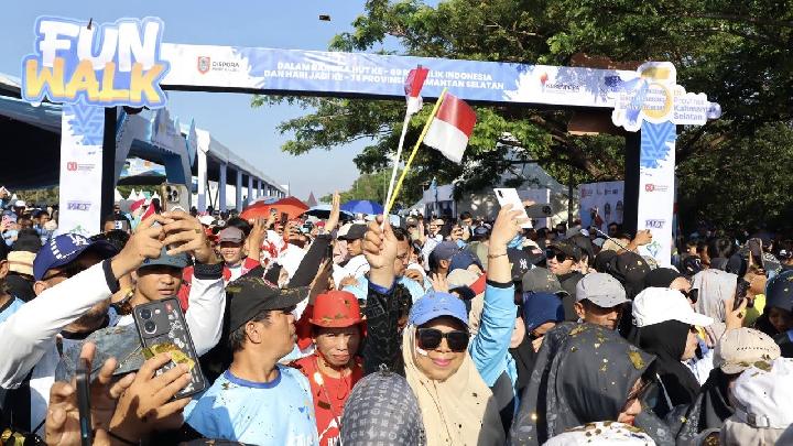 Ribuan Warga Kalsel Meriahkan Fun Walk HUT Kalsel Ke-75 dan RI Ke-80