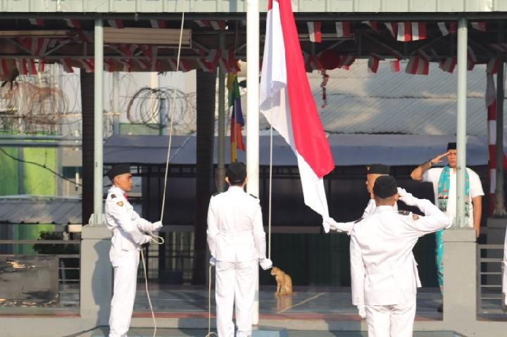 Upacara peringatan HUT Ke-80 Kemerdekaan Republik Indonesia di Lembaga Pemasyarakatan Kelas I Cipinang, Jakarta, Minggu, 17 Agustus 2025. ANTARA/HO-Lapas Cipinang