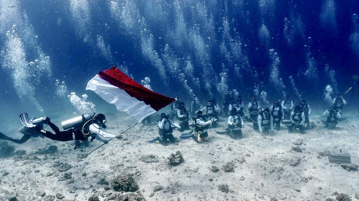 Rayakan HUT ke-80 RI, PIS Kibarkan Merah Putih di Dasar Laut