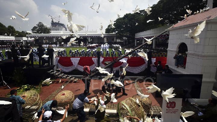 Susunan Paskibraka di Upacara Penurunan Bendera Merah Putih di Istana