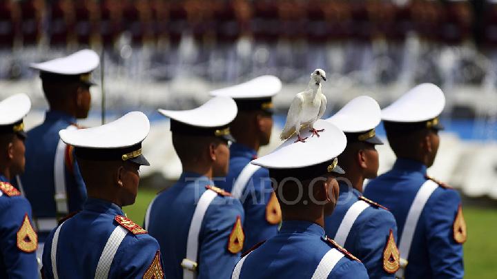 Highlights from RI's 80th Independence Day: Flag Kiss, Chariot Parade, and Silat Performance