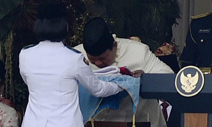 Presiden Prabowo Mencium Bendera Merah Putih di Upacara HUT RI ke-80