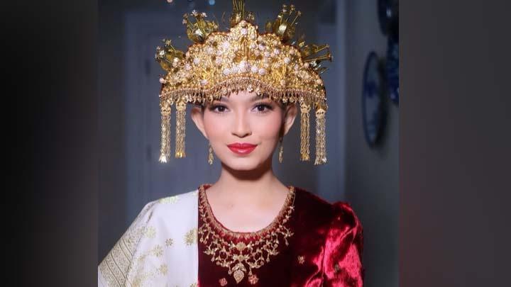 Pesona Makeup Bold Selvi Ananda saat Upacara HUT ke-80 RI