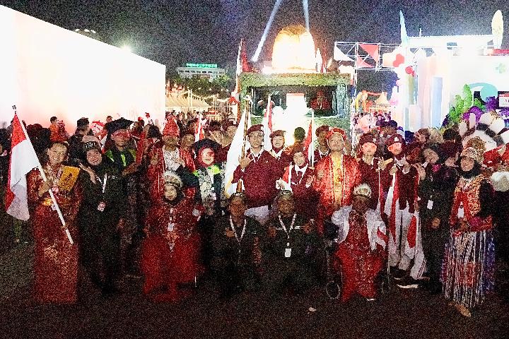 Penyandang Disabilitas Meriahkan Karnaval HUT ke-80 RI Bersama Mobil Hias Kemensos