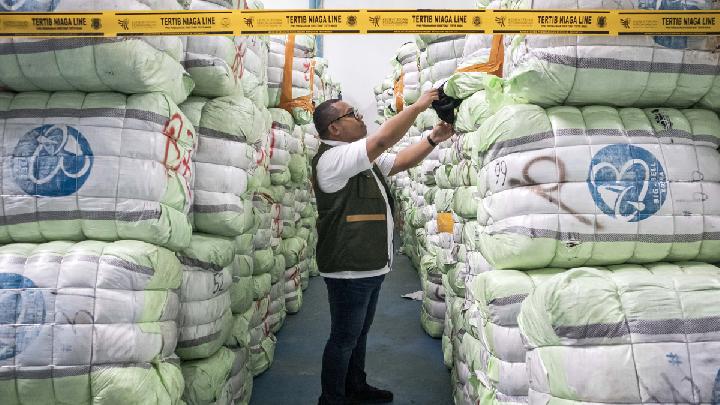 Kemendag Menyita 21.054 Bal Pakaian Bekas Impor Ilegal Senilai Rp 120,65 Miliar