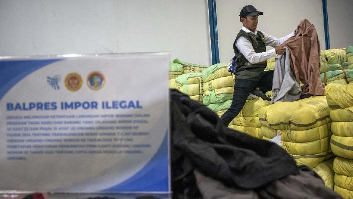 Textile Association Urges Probe Into Illegal Secondhand Clothing Imports in Indonesia