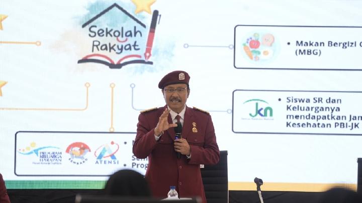 Gus Ipul Perkenalkan Seragam Sekolah Rakyat, Lengkap denganÂ Baret