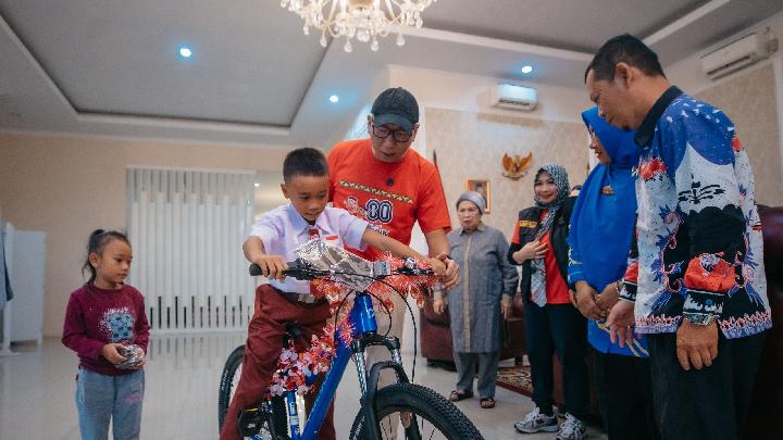 Gubernur Mirza Apresiasi Aksi ViralRaihan Panjat Tiang Bendera