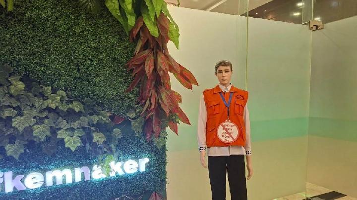 KPK Vest Dummy Displayed at Indonesian Manpower Ministry Office Following Corruption-Linked Arrests