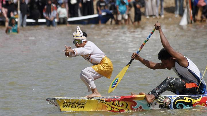 Indonesian Pacu Jalur Festival Leave Dutch Tourists in Awe