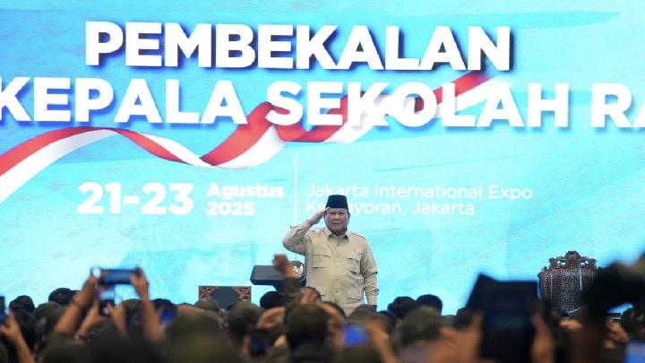 Presiden Beri Hormat ke Para Menteri,Guru, dan Kepala Sekolah Rakyat