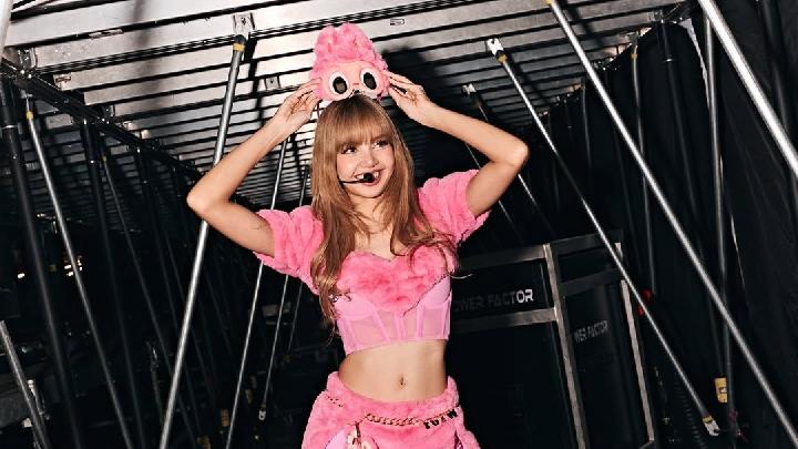 Pesona Lisa BLACKPINK Pakai Busana Labubu di Konser Deadline di London