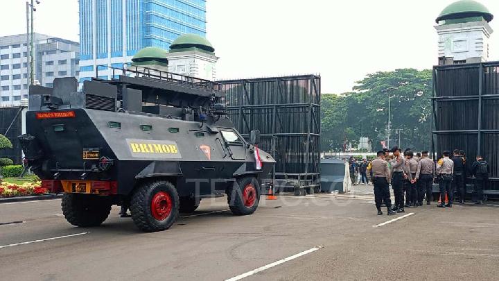 Concrete Barricades Erected Around DPR Building Ahead of Planned August 25 Mass Protest