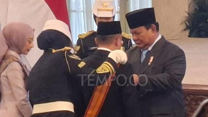 Prabowo Beri Tanda Jasa ke Para Menteri yang Baru 10 Bulan Menjabat