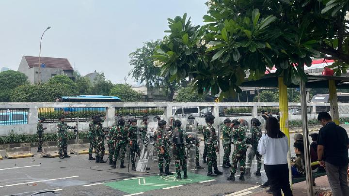 Polisi Tembakkan Gas Air Mata, Pukul Mundur Massa di Depan Gedung DPR
