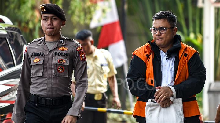 Yalangoch erkaklarning defekatsiya qilayotgan fotosuratlari