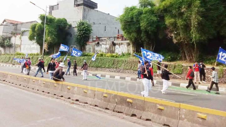 Bawa Bendera Partai, Demonstran Berseragam Sekolah Masuk Jalan Tol di Depan DPR