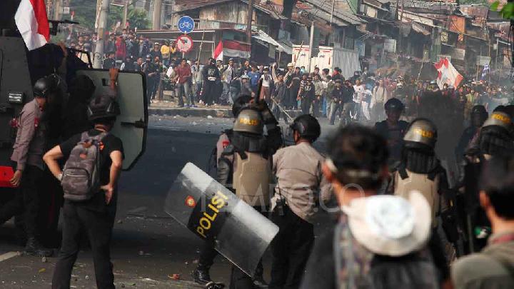 Polisi Masih Bersiaga karena Sejumlah Demonstran Bertahan di Depan Gedung DPR