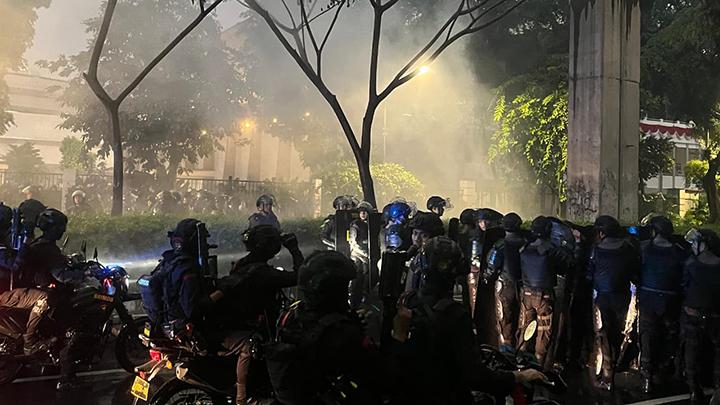 Polisi Pukul Jurnalis Antara yang Liput Demonstrasi di DPR