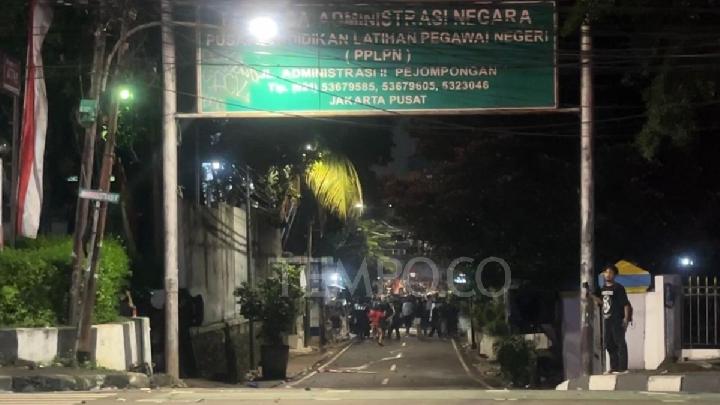 Police Fire Tear Gas Into Residential Area as DPR Protesters Scatter