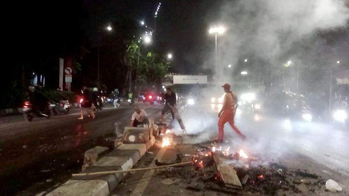 Kericuhan Akibat Demonstrasi di DPR Meluas ke Tanah Abang Malam Ini