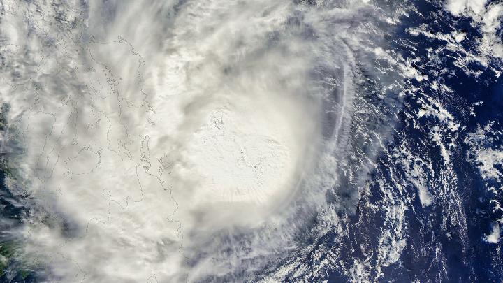 Typhoon Kajiki Death Toll Rises to 3, Vietnam's Capital Flooded