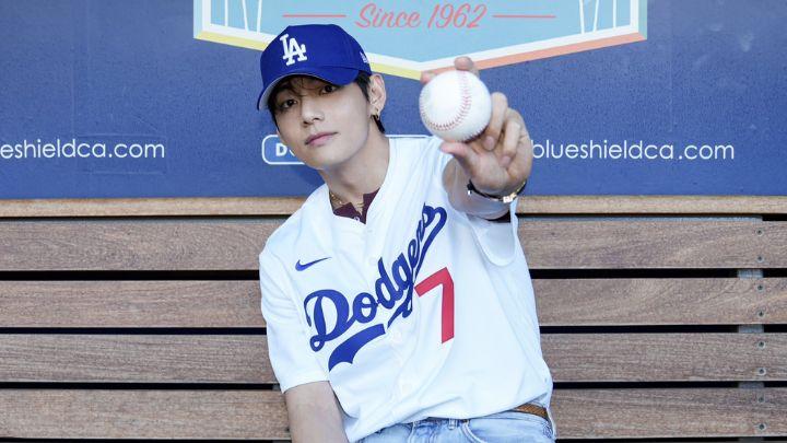 Intip Pesona V BTS yang Bikin Heboh Saat Lempar First Pitch di LA Dodgers
